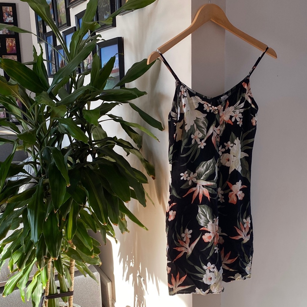 Mini robe fleurie Divided Black Floral Dress